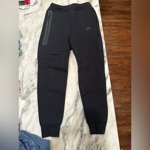 Small men’s black Nike tech pants